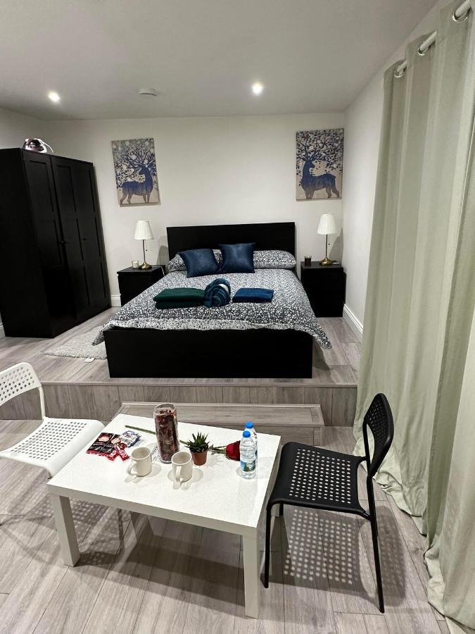 Charming Studio Apartment In Лондон Экстерьер фото