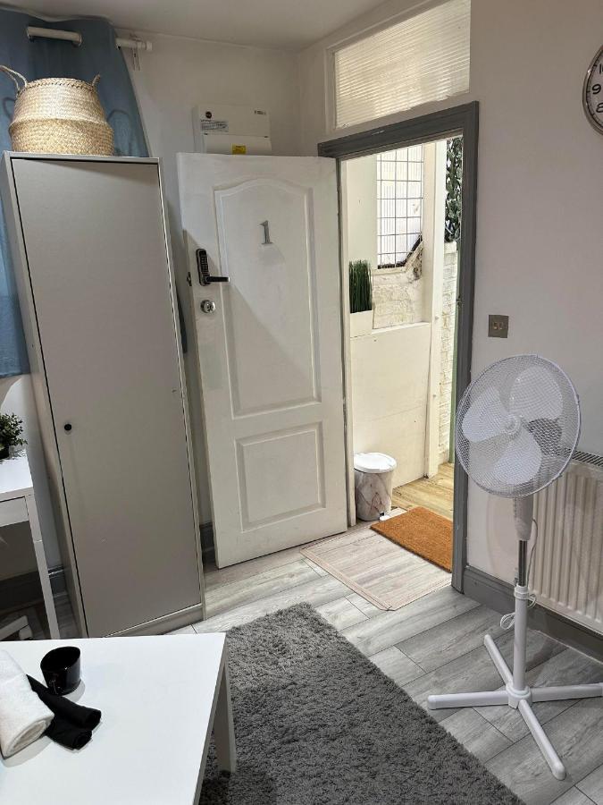 Charming Studio Apartment In Лондон Экстерьер фото